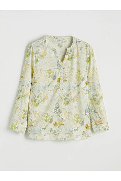 LC Waikiki Πράσινη μπλούζα με λαιμόκοψη καρχαρία και λουλούδια