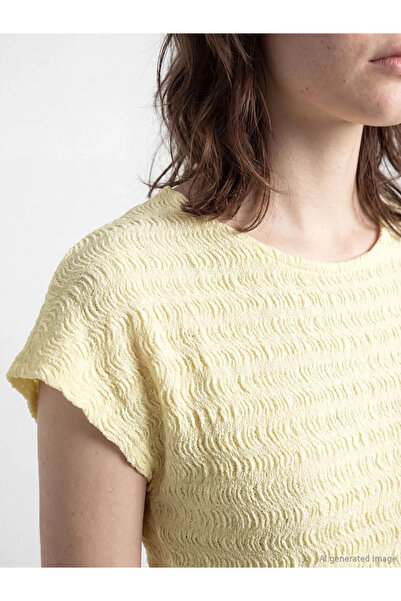 LC Waikiki Κίτρινη μπλούζα με λαιμόκοψη ποδηλάτου από ύφασμα γκοφρέ