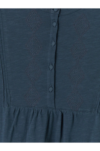 LC Waikiki Μπλούζα με κέντημα σε γραμμή πεταλούδας σε σκούρο μπλε χρώμα και κ...