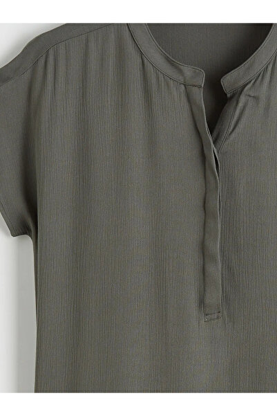 LC Waikiki Μπλούζα με υφή με κολάρο χακί