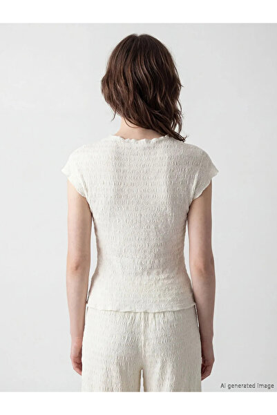 LC Waikiki Μπεζ μπλούζα με λαιμόκοψη ποδηλάτου και υφή γκοφρέ