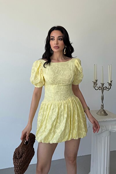 Serica Moda Rochie scurtă cu detaliu brodat galben la spate