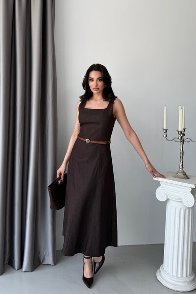 Serica Moda Καφέ τζιν φόρεμα με τετράγωνο λαιμόκοψη και ζώνη