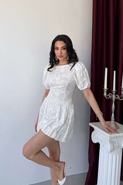Serica Moda Λευκό κοντό φόρεμα με κεντημένη λεπτομέρεια στην πλάτη