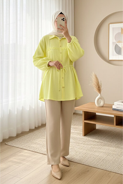 HİJABAYA Πουκάμισο με πέτρινα κουμπιά, δέσιμο στη μέση και λεπτομέρεια από δα...