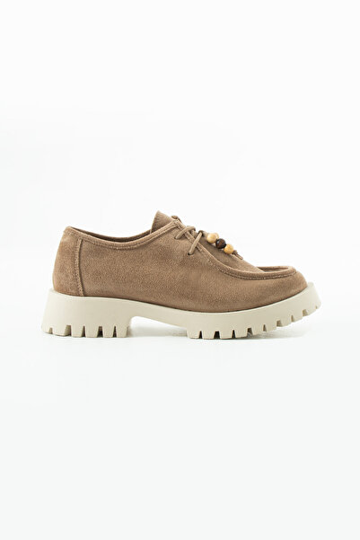 Siena Shoes حذاء سينسيو نسائي مزود بإكسسوارات من الجلد السويدي باللون البيج