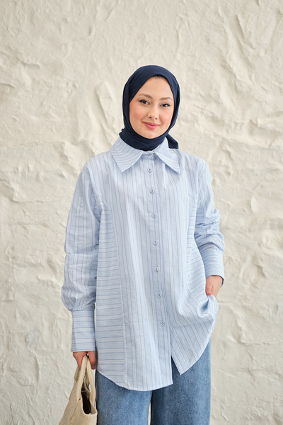 LOCCO قميص نسائي بخطوط جانبية وتفاصيل مسطحة باللون الأزرق الفاتح