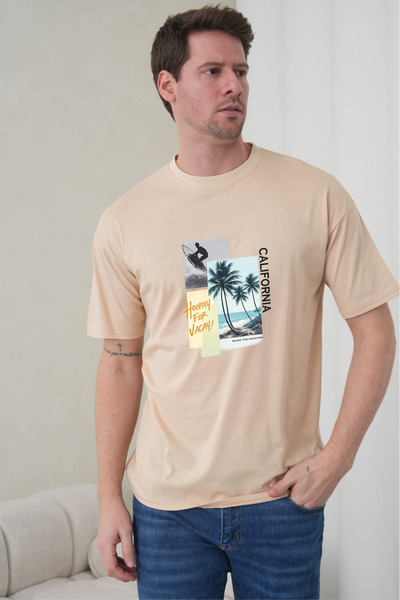 caddekombin Ανδρικό μπλουζάκι με στρογγυλή λαιμόκοψη σε μπεζ χρώμα, με στάμπα...