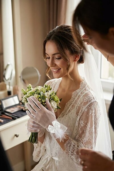 Hobigram Feather Charm Beyaz Tül Gelin Eldiveni – İnci Fiyonk Detaylı Lüks Nikah & Düğün Aksesuarı