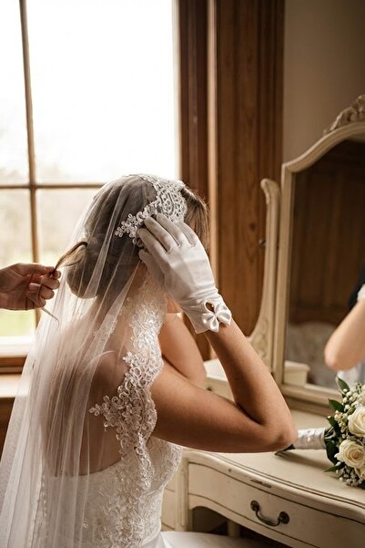 Hobigram Averisse Knot Beyaz Saten Gelin Eldiveni – Bilek Dekolte Nikah & Düğün Aksesuarı
