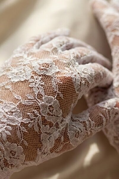 Hobigram Kısa Beyaz Dantel Gelin Eldiveni – Transparan Floral Desenli Zarif Nikah & Düğün Aksesuarı