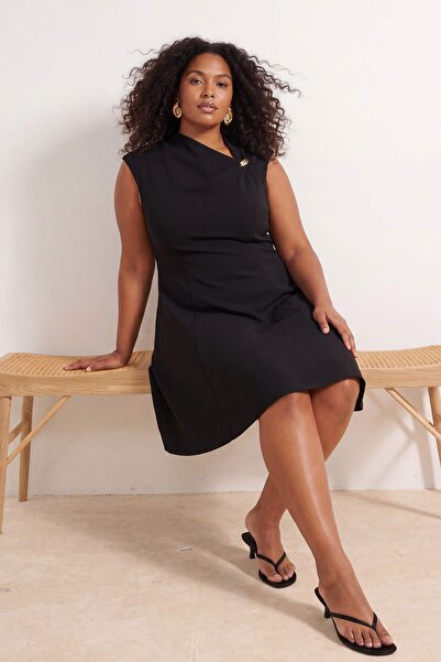 Trendyol Curve Schwarzes Finike gewebtes Kleid in Übergröße TBBSS26AH00168