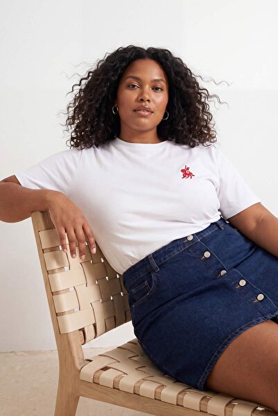 Trendyol Curve Λευκό T-shirt με λαιμόκοψη ποδηλάτου, με λεπτομέρεια κεντήματο...