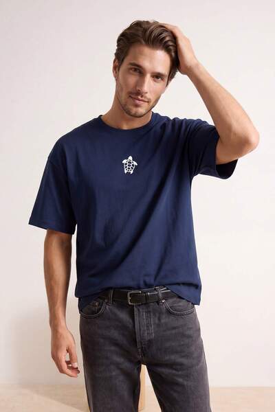 Trendyol Collection تي شيرت أزرق داكن كبير الحجم/واسع القصة منفوش ومطبوع 100%...