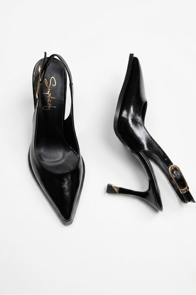 simplicity Μαύρο λουστρίνι με μυτερή μύτη, χοντρή σόλα, ανοιχτή πλάτη και χρυ...