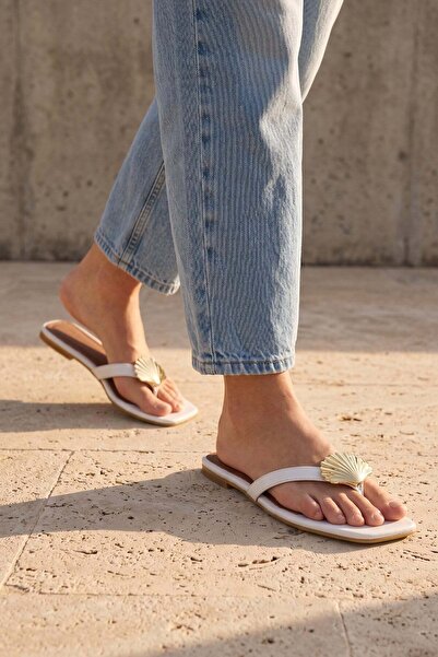 Modezya Γυναικείες σαγιονάρες Isabella White Matte με λεπτομέρεια από κοχύλια...