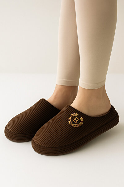 Beyond Γυναικείες παντόφλες σπιτιού με καφέ κεντημένο βελούδο BYNDZENKDF01