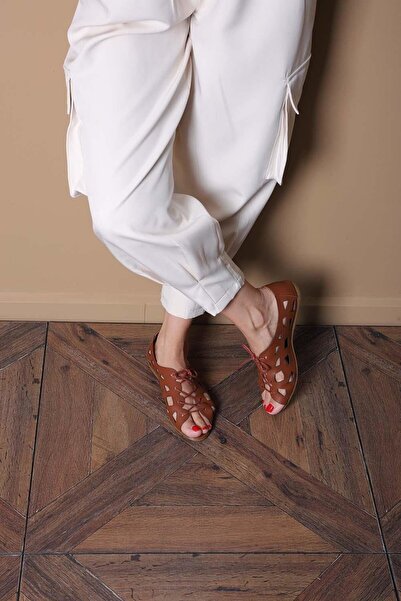 Beyond Γυναικεία δερμάτινα πέδιλα Tan Laser Lace-Up με ανοιχτό μπροστινό μέρο...