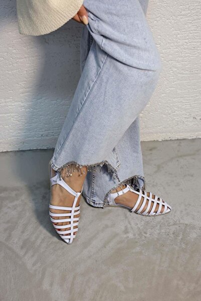 Beyond Γυναικεία πέδιλα λουστρίνι με λουράκι με μυτερή μύτη με λευκή παλάμη B...