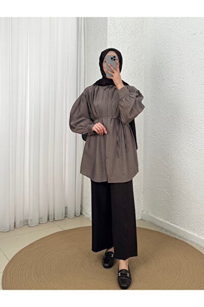 MİHRA STORE Πουκάμισο με μανίκια μπαλόνι και κρυφό κούμπωμα στον ώμο σε σχέδι...