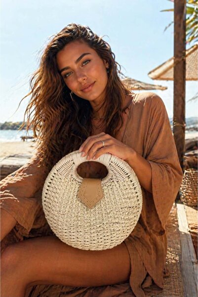 HAZAL KAYA ATELIER حقيبة نسائية من القش المحبوك يدويًا باللون البيج - 25x27 سم