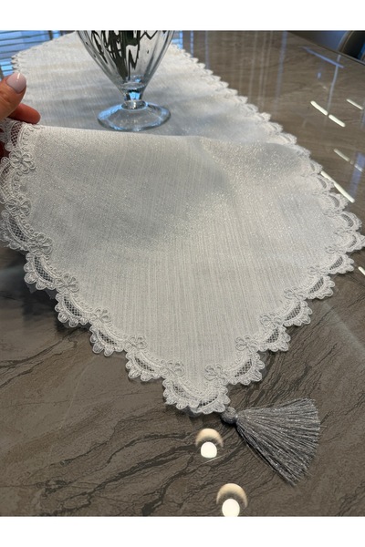 Decamor home Δαντελένιο λευκό ράνερ με ρουμπινί, ασημί λάμψη και φούντες στις...