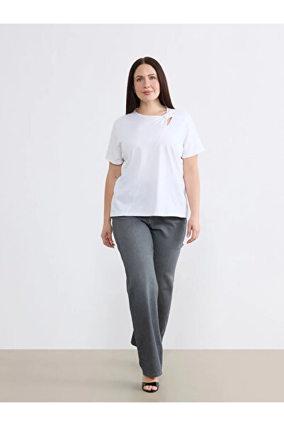 LC Waikiki Λευκή μπλούζα με λαιμόκοψη καγιάκ σε μεγάλο μέγεθος και υφή