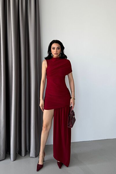 Serica Moda Φόρεμα σε χρώμα μπορντό με λεπτομέρεια στον ώμο και στην ουρά