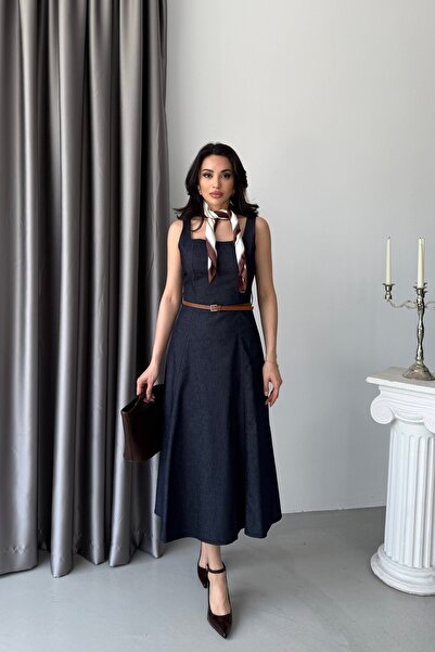 Serica Moda Μπλε ναυτικό τζιν φόρεμα με τετράγωνο λαιμόκοψη και ζώνη