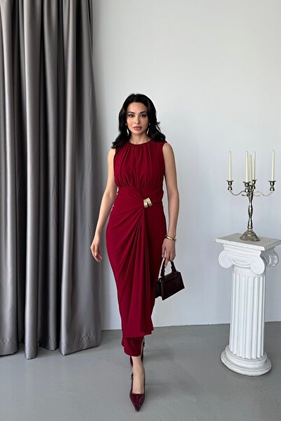 Serica Moda Φόρεμα μίντι σε μπορντό χρώμα με λεπτομέρειες και αξεσουάρ