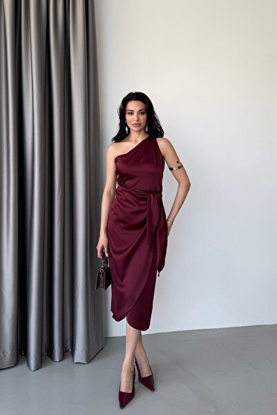 Serica Moda Βουργουνδί ρούχο με έναν ώμο και λεπτομέρεια δεσίματος, σατέν μίν...