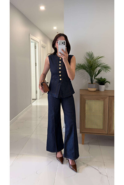 BİRCANÇİL Σετ παντελονιού από τζιν με λεπτομέρεια από χρυσά κουμπιά σε σκούρο...