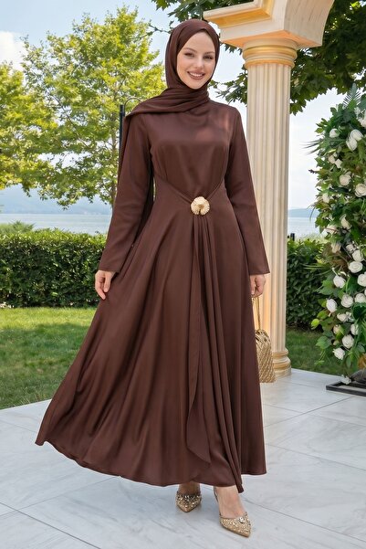 InStyle Φόρεμα από σατέν σε πικρό καφέ χρώμα με καρφίτσα στη φούστα