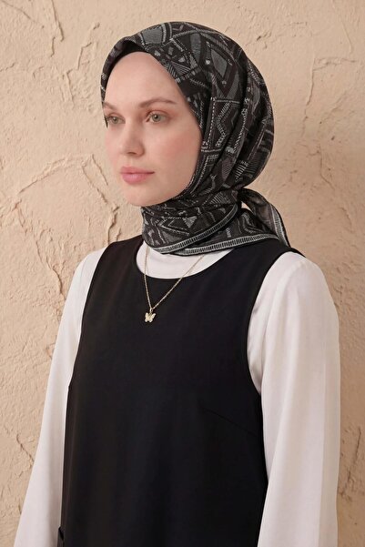 Silk Home وشاح ناعم بنمط هندسي أسود 90x90