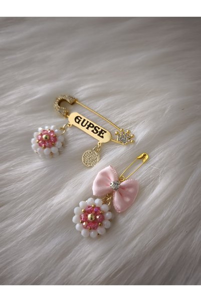 ACCESORİOS İsimli dualı bebek yaka iğnesi