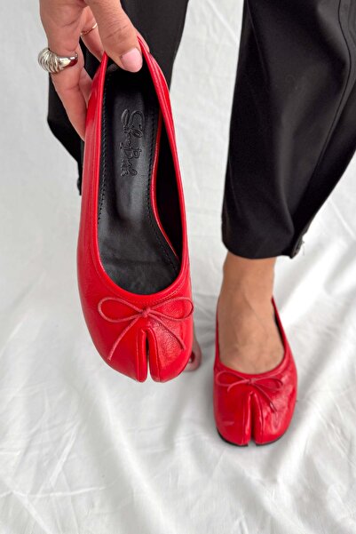 Shoebutik حذاء باليه نسائي من إليسا مصنوع من الجلد الأحمر مع تفاصيل على شكل إ...