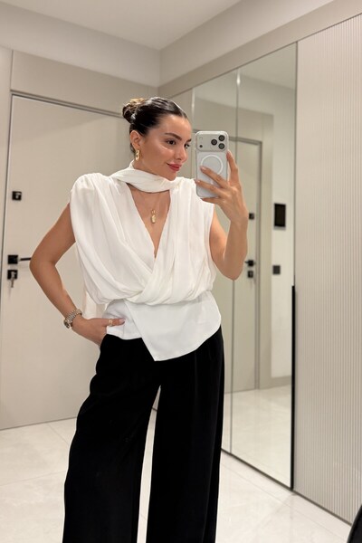 Gizem Ecemiş Ravven bela bluza sa podstavljenim šalom i detaljima