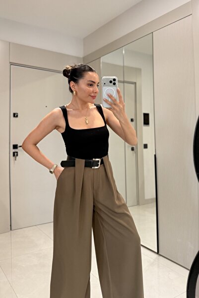 Gizem Ecemiş Focus Siyah Basic Kare Yaka Atlet