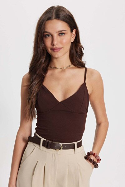 Tudors Γυναικεία μπλούζα σε στενή εφαρμογή με λαιμόκοψη V και λουράκια σε καφ...