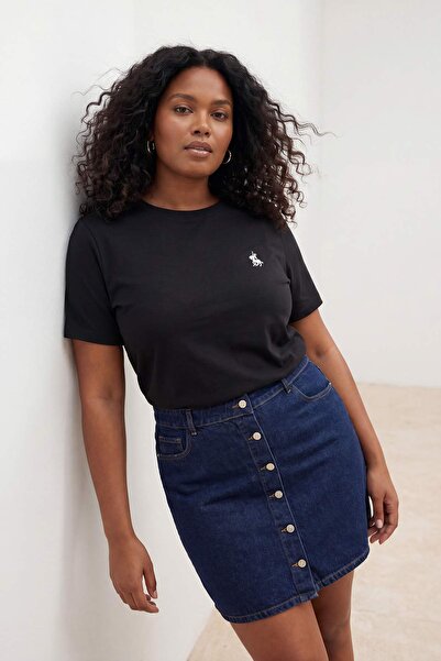 Trendyol Curve Μαύρο T-shirt με λαιμόκοψη ποδηλάτου, με λεπτομέρεια κεντήματο...