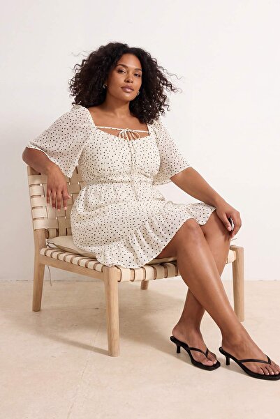 Trendyol Curve Εκρού Φόρεμα από Ύφασμα Σιφόν σε Μεγάλο Μέγεθος TBBSS26AH00174