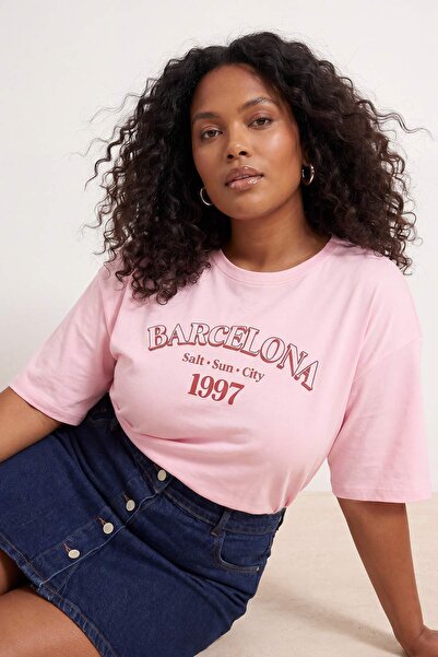 Trendyol Curve Ανοιχτό ροζ φαρδύ μπλουζάκι με λαιμόκοψη και στάμπα, 100% βαμβ...