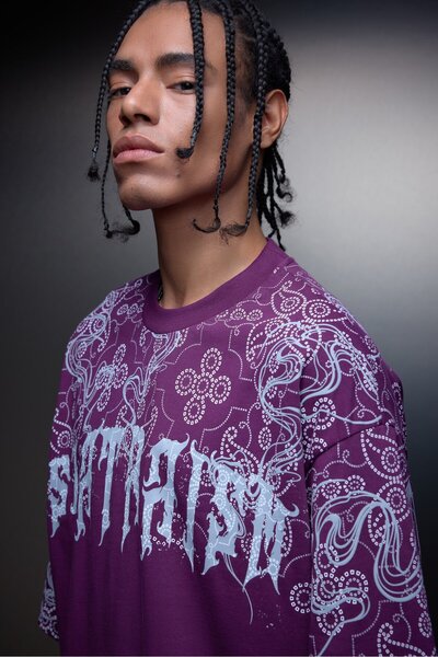 Slatra Tricou pentru bărbați Plum Slatraism Embossed cu imprimeu supradimensi...