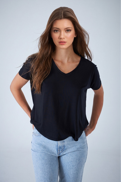 NEW JOURNAL Γυναικείο μαύρο άνετο μπλουζάκι με λαιμόκοψη U APP1312