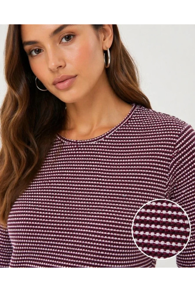 Butik تي شيرت مخطط بملمس مميز وأكمام طويلة وقصة بيضاوية وقصة مريحة أساسية - أ...