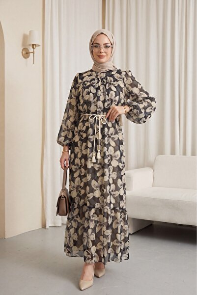 HİJABAYA Φόρεμα σιφόν με επένδυση και ζώνη από ύφασμα ρομπάν