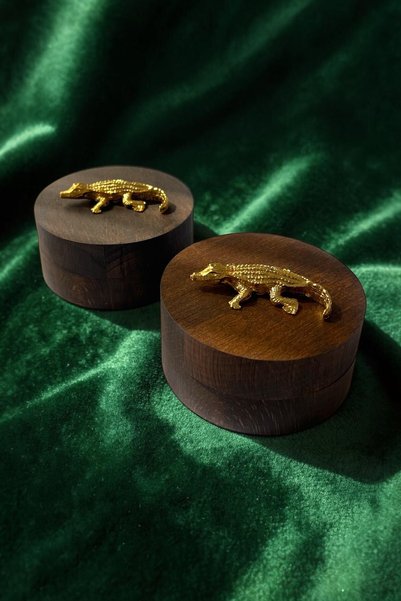 GİSVOL Set of 2 Metal Decorative Ashtrays with Wooden Crocodile Figures Tabletop Ashtray Dark Gold Crocodile