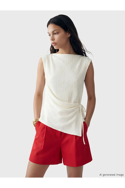 LC Waikiki Εκρού Μπλούζα με λαιμόκοψη καγιάκ Με υφή