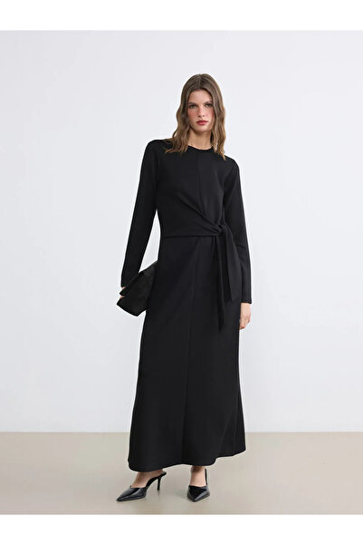 LC Waikiki Μαύρο φόρεμα με λαιμόκοψη και λεπτομέρεια δεσίματος