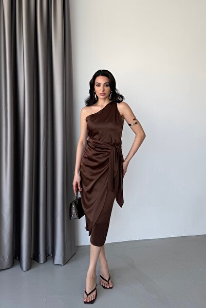 Serica Moda Καφέ Σατέν Μίντι Φόρεμα με Λεπτομέρεια Δεσίματος στον Έναν Ώμο